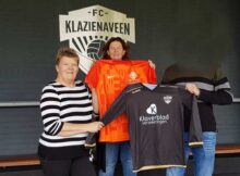 Gea-Linneman-Simone-Kracht-en-Chris-Ruepert-Shirtje-ruilen-met-KNVB-2