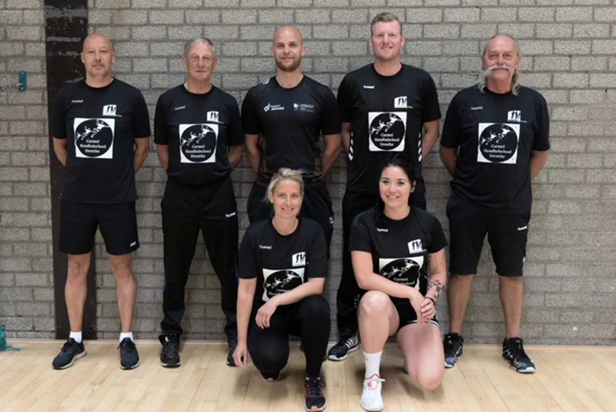 Groepsfoto-trainers-Carmel-Handbalschool-Drenthe
