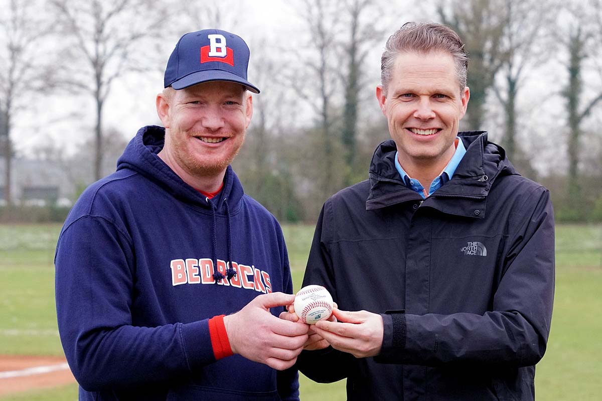 5 wethouder pascal schrik (r) met bedrocks voorzitter erik tobben. dsc05236006