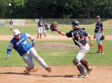 5 Bedrocks Catcher Jasper Vos heeft de bal net te laat, Drachten kan scoren met een sliding op thuis DSC01937