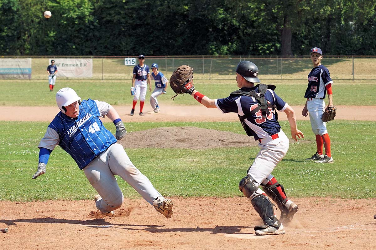 5 Bedrocks Catcher Jasper Vos heeft de bal net te laat, Drachten kan scoren met een sliding op thuis DSC01937