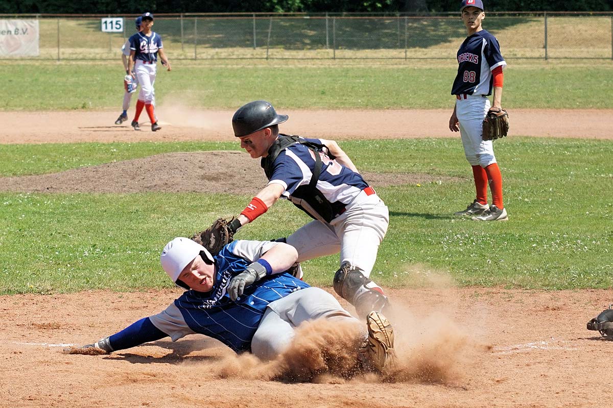 5 Bedrocks Catcher Jasper Vos heeft de bal net te laat, Drachten kan scoren met een sliding op thuis DSC01940