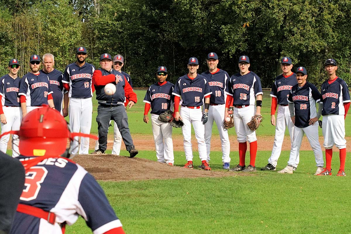 1 Gertjan Stolte gooit de eerste balDSC03168091023