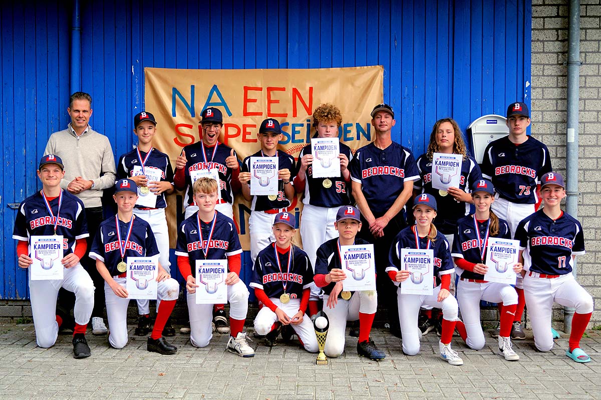 11 U15 team met links wethouder Pascal Schrik DSC03110091023