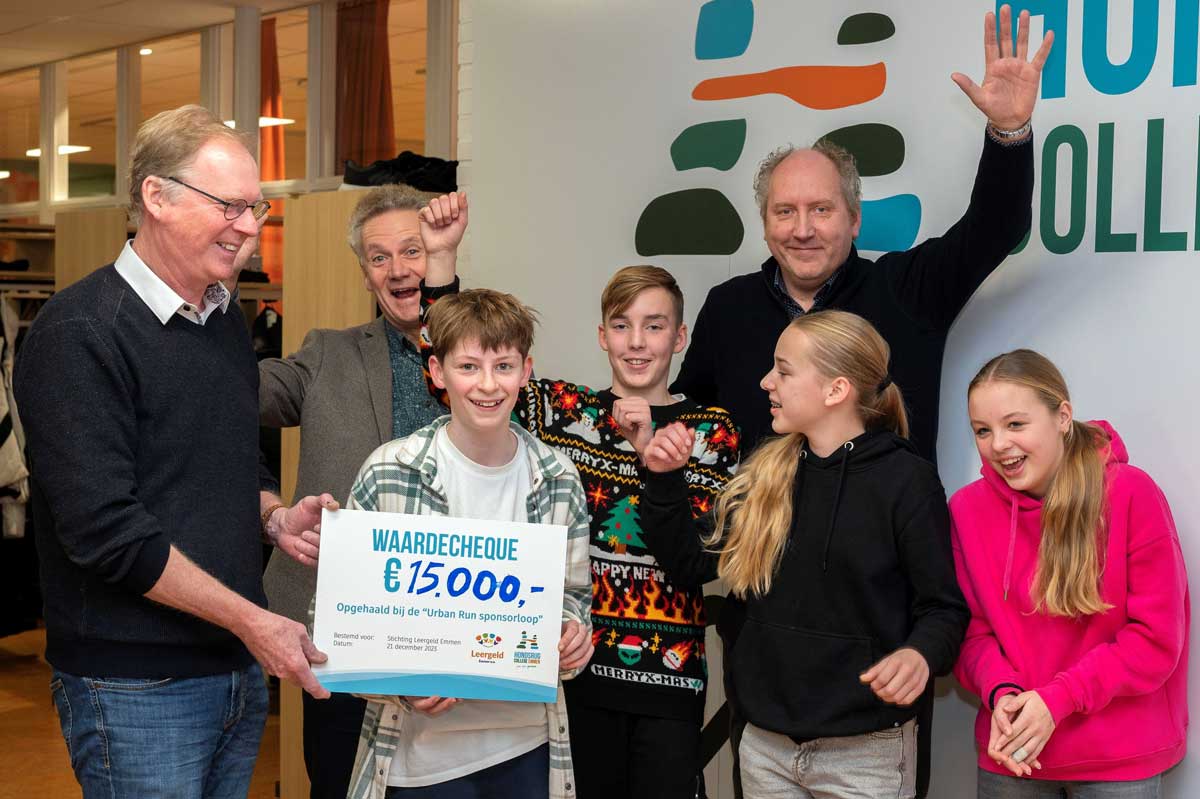 uitreiking-opbrengst-sponsorloop-Hondsrug-College-aan-Stichting-Leergeld