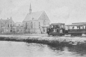 Eerste-tram-in-Klazienaveen-nabij-de-RK-Kerk