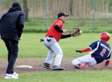 5 Benjamin Houthuijzen verovert een honk DSC09978