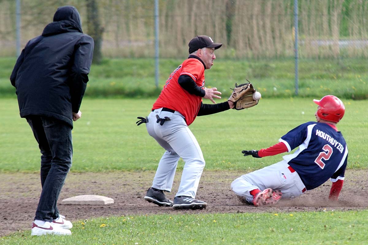 5 Benjamin Houthuijzen verovert een honk DSC09978