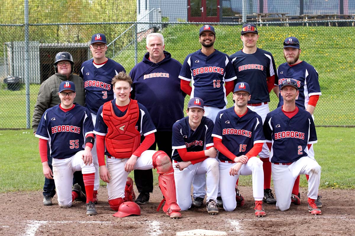 6 Team Bedrocks Heren 1 met Batboy Gertjan Stolte links met helm DSC00134