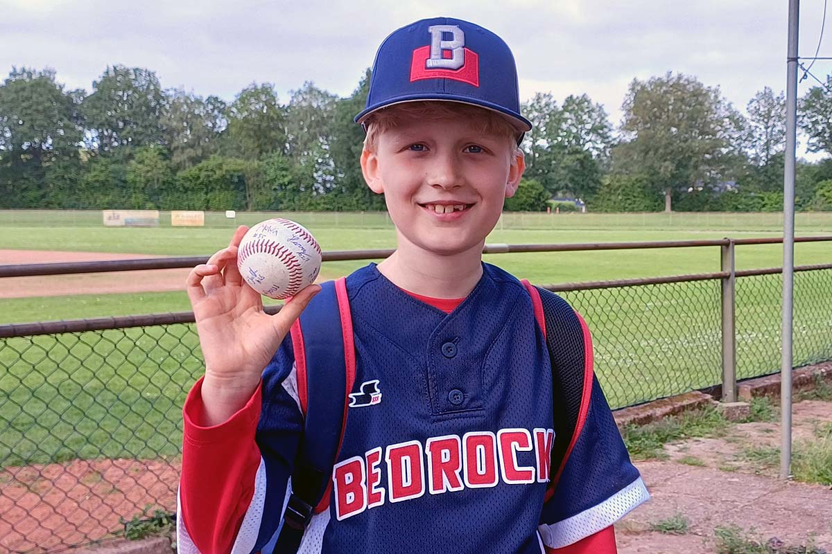 3 Merein Hoiting met gesigneerde bal 20240602_165110