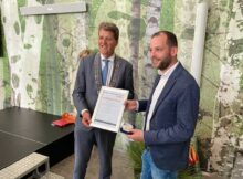 Foto-benoeming-Rene-van-der-Wiede-tot-ereburger-van-de-gemeente-Emmen-(002)