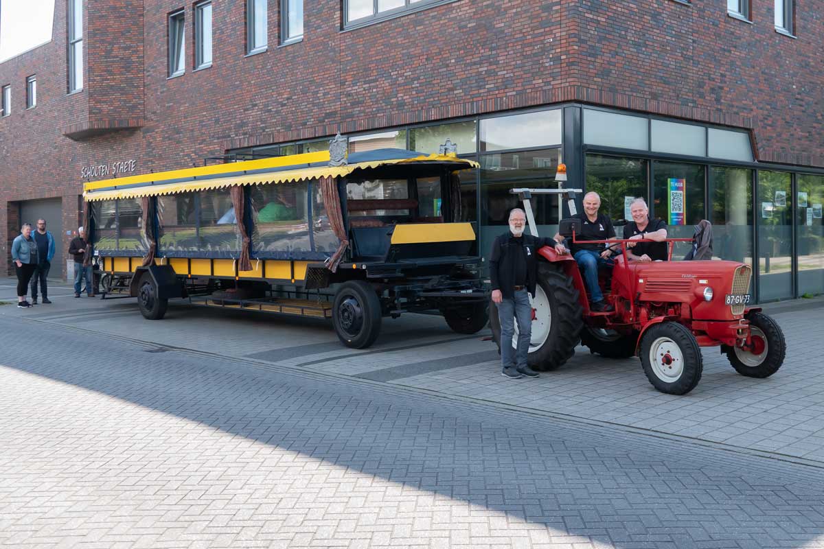 Historisch-Klazienaveen_huifkartocht-Bruggen_bestuur_MSL3283W