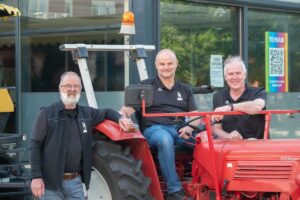 Historisch-Klazienaveen_huifkartocht-Bruggen_bestuur_MSL3284W