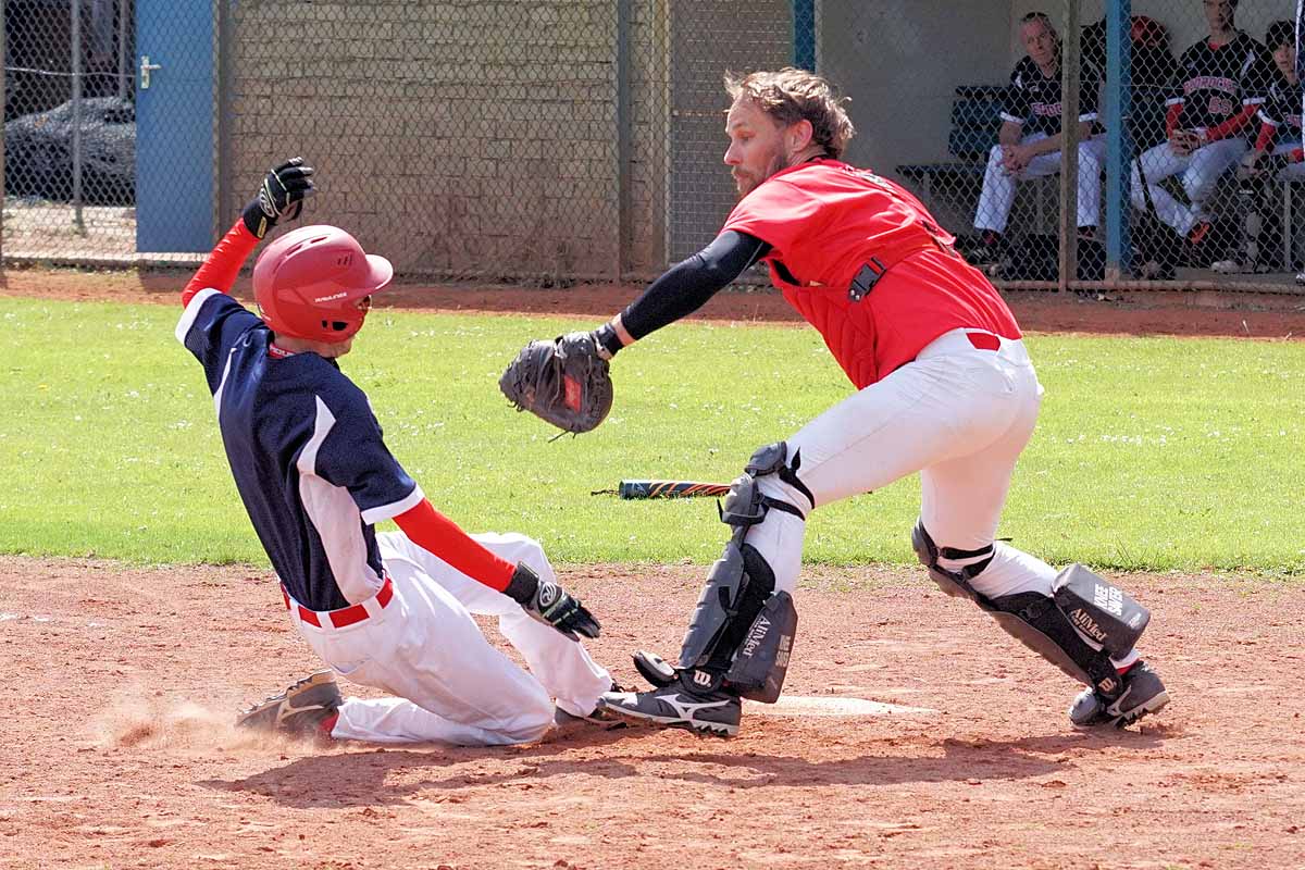 3 H2 Colin Ramakers met een fraaie sliding op de thuisplaat DSC06479