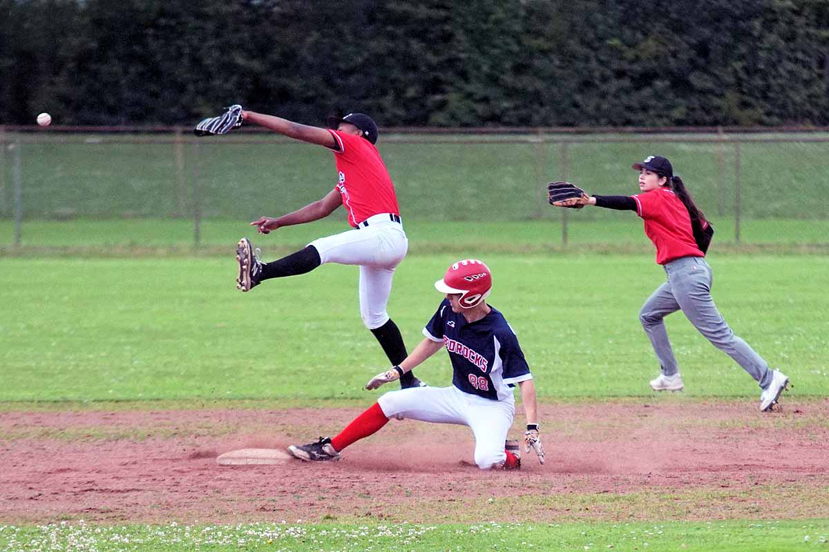 4 U21 Thimo Czudar steelt het 2e honk DSC06301