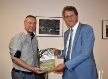 Hoofdredacteur-van-de-Kroniek-Albert-Eggens-(links)-overhandigt-burgemester-Eric-van-Oosterhout-(rechts)-de-Kroniek