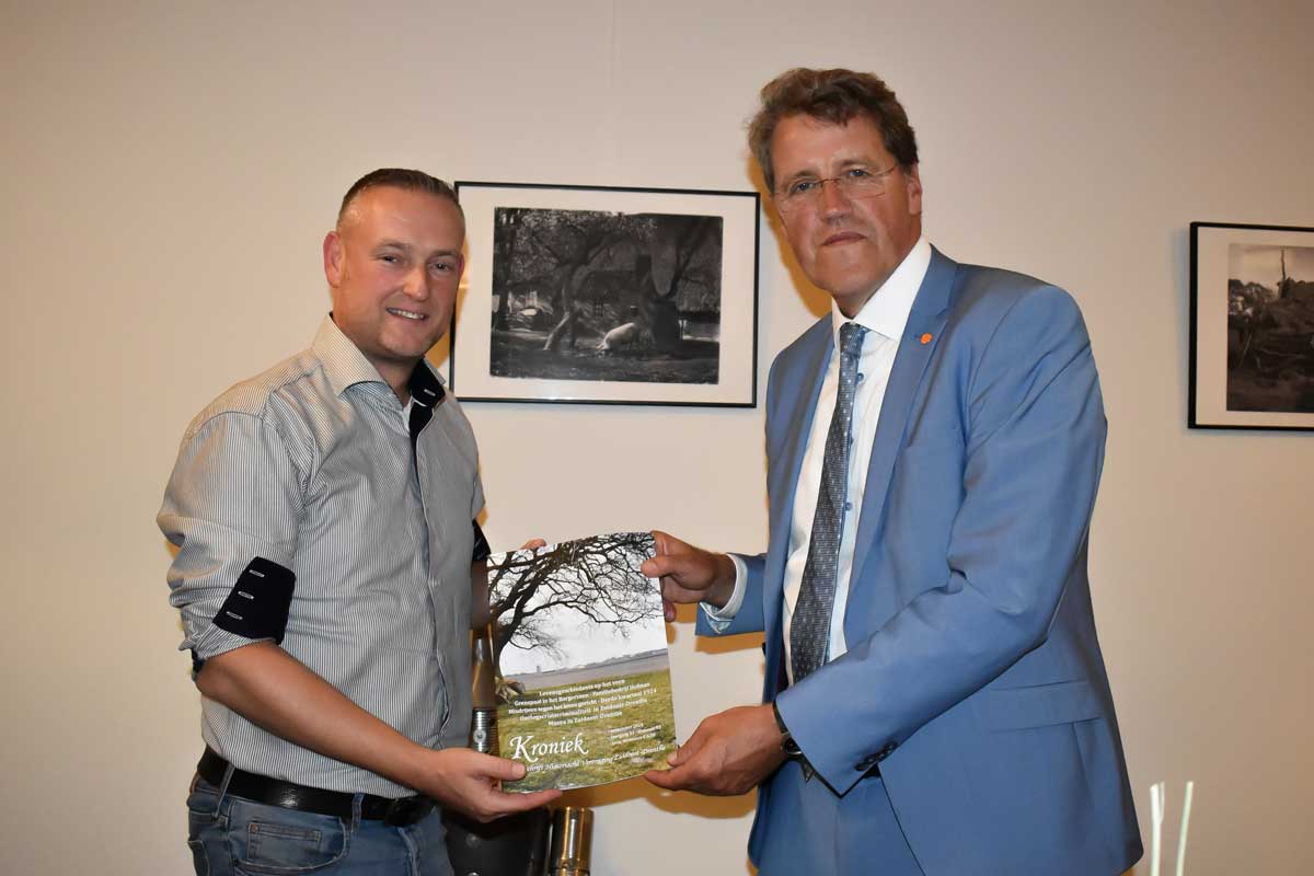 Hoofdredacteur-van-de-Kroniek-Albert-Eggens-(links)-overhandigt-burgemester-Eric-van-Oosterhout-(rechts)-de-Kroniek
