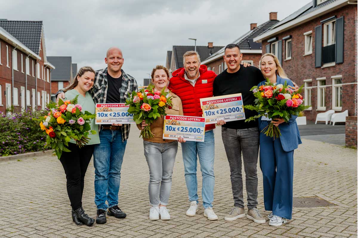 Winston-reikt-10x-25.000-euro-uit-aan-de-gelukkige-winnaars-in-Emmen