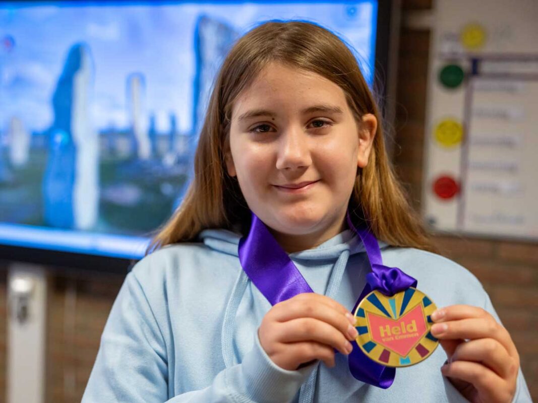 241120-Uitreiking-jeugdlintje-Aimée-Strijker-web-1