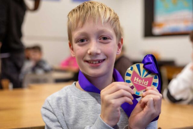 241120-Uitreiking-jeugdlintje-Noud-Spakman-web-1