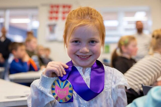 241120-Uitreiking-jeugdlintje-Saar-Karstenberg---web-1