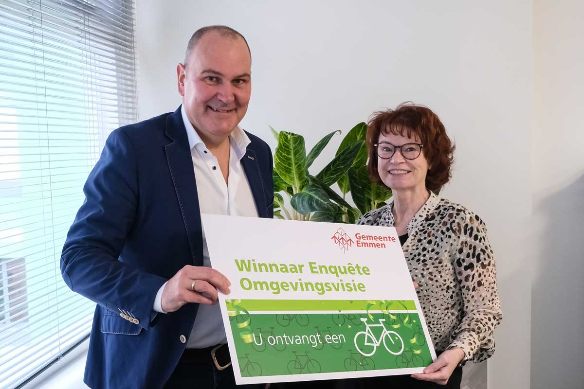 Wethouder-Jakobs-en-winnaar-enquête-fiets-2024web