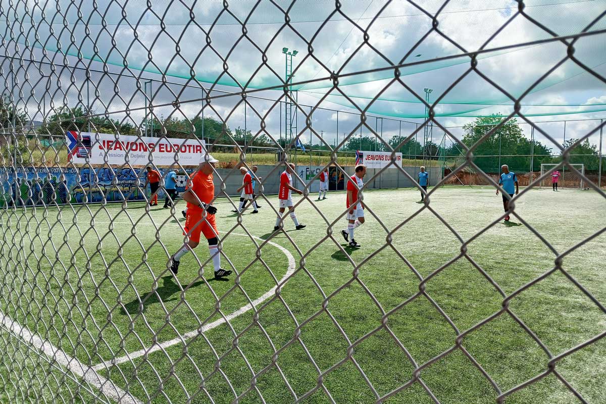 achter-gaas-Old-Stars