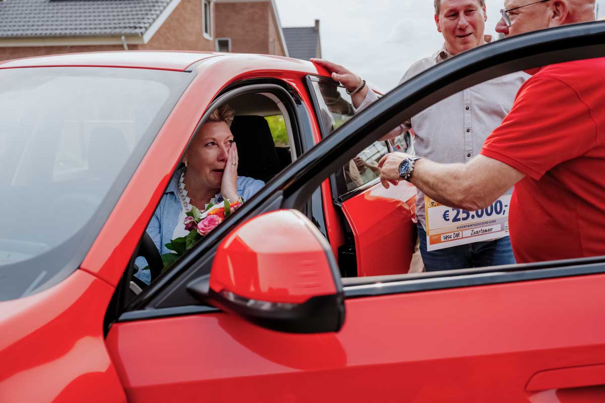Jacqueline-mag-ook-nog-de-nieuwe-auto-voor-haar-deur-parkerenW