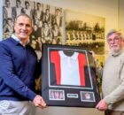 Overhandiging-jubileumshirt-tbv-expositie-100-jaar-Emmen-(1)-(002)