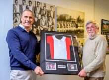 Overhandiging-jubileumshirt-tbv-expositie-100-jaar-Emmen-(1)-(002)