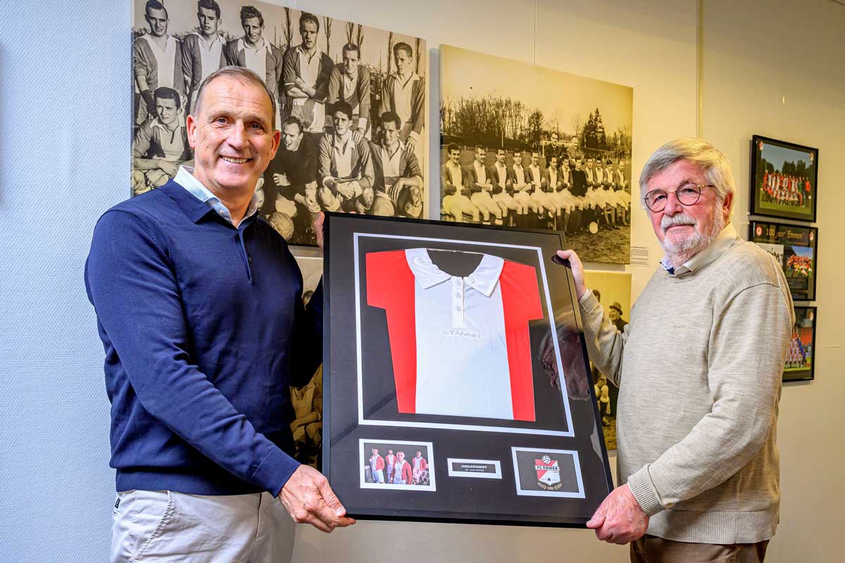 Overhandiging-jubileumshirt-tbv-expositie-100-jaar-Emmen-(1)-(002)