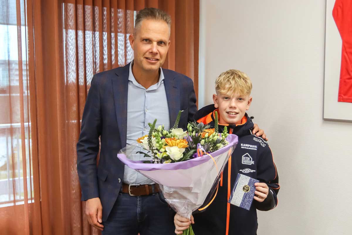 251029-Bennie-Wolbers-sporthuldiging-Pascal-Schrik-en-Thijs-van-Huis-karten