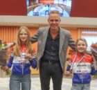 Huldiging-sportkampioenen-Eline-Scheve-(links-op-de-foto)-Puck-Geerts-en-wethouder-Pascal-SchrikW