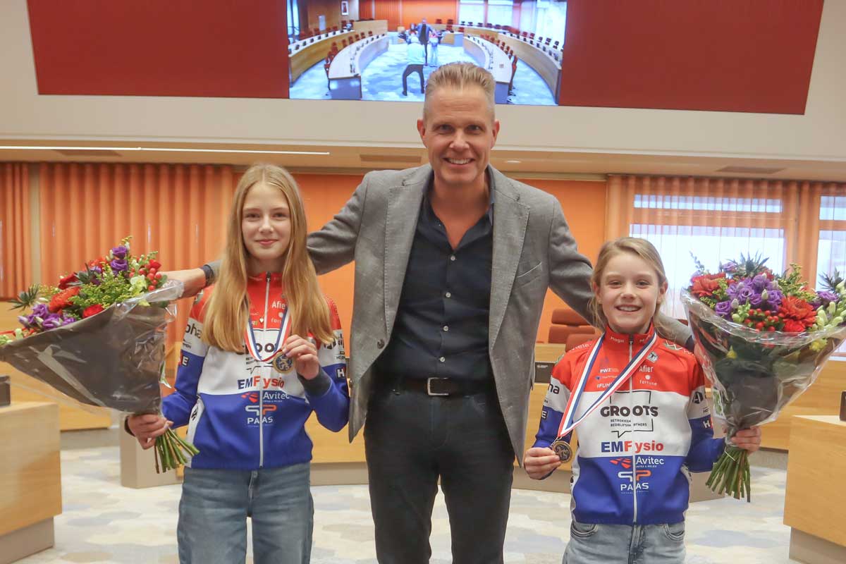 Huldiging-sportkampioenen-Eline-Scheve-(links-op-de-foto)-Puck-Geerts-en-wethouder-Pascal-SchrikW