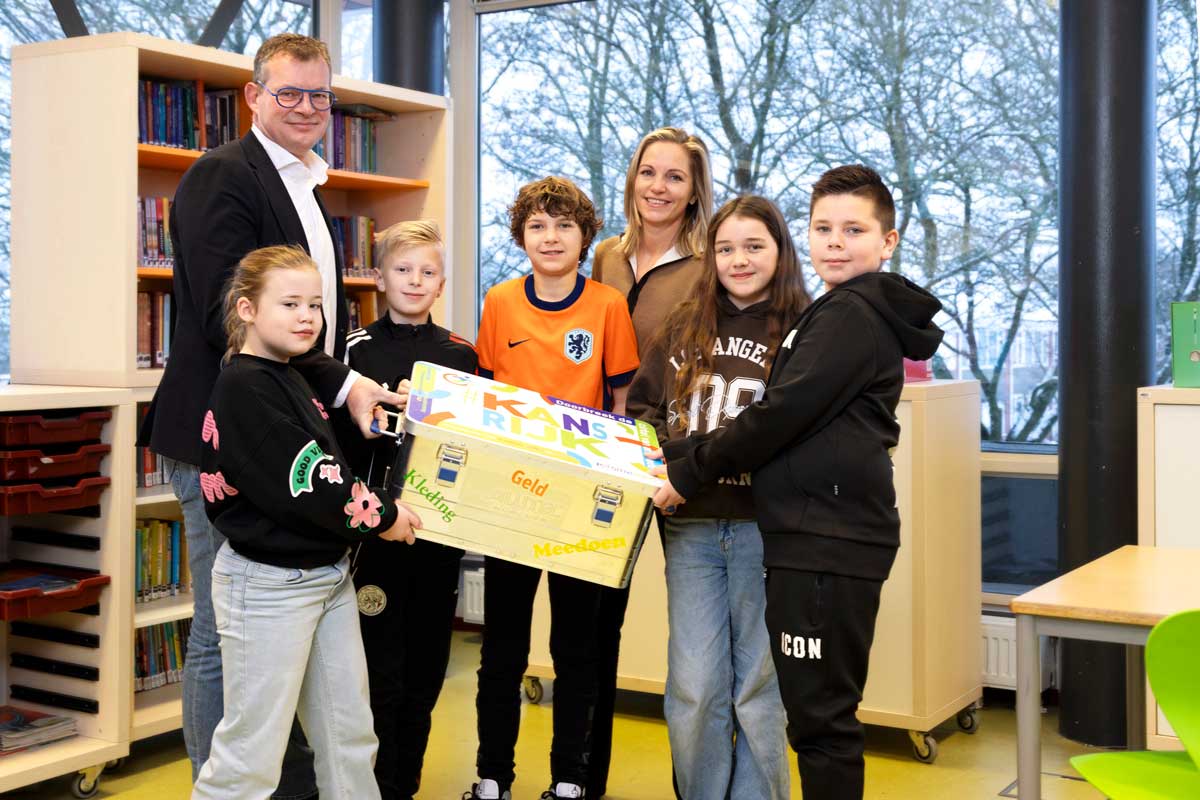 Foto-basisschool-De-Banier-overhandiging-leskist
