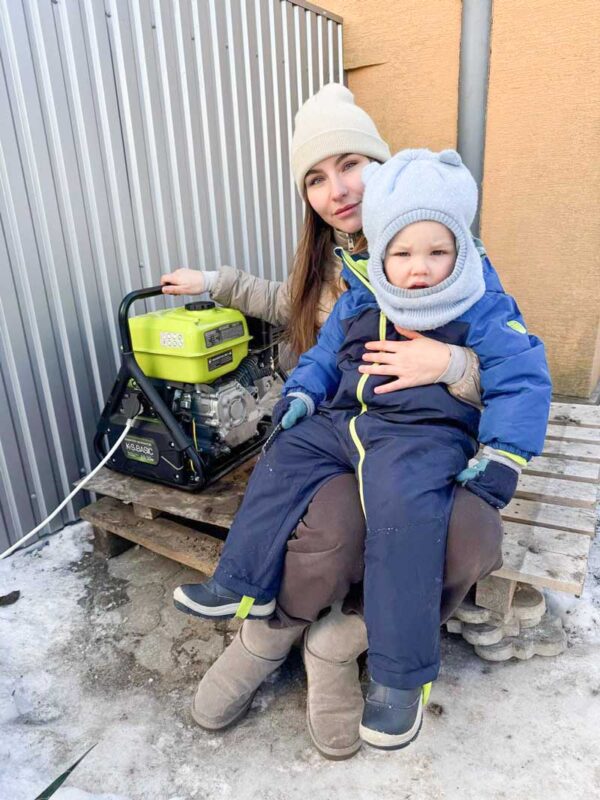 Moeder-met-kind-krijg-generator