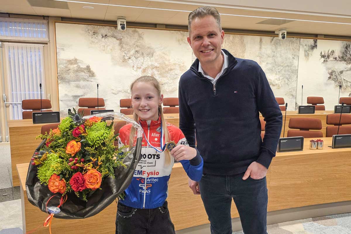 Sporthuldiging-Valerie-Horsman-door-wethouder-Pascal-Schrik