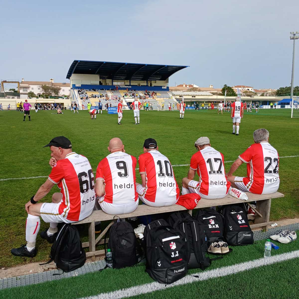 Old-Stars-bank-zittenW