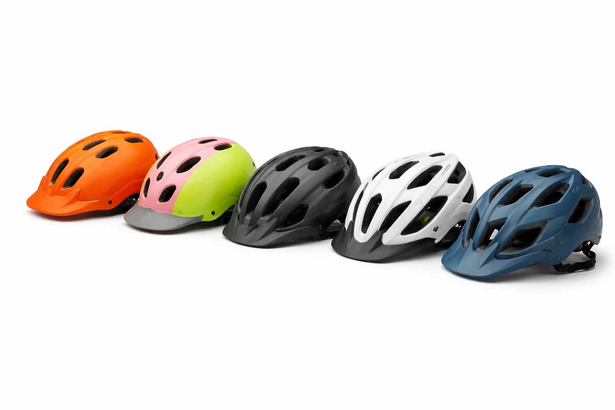 Verschillende-fietshelmstijlen-in-kleurenspectrum