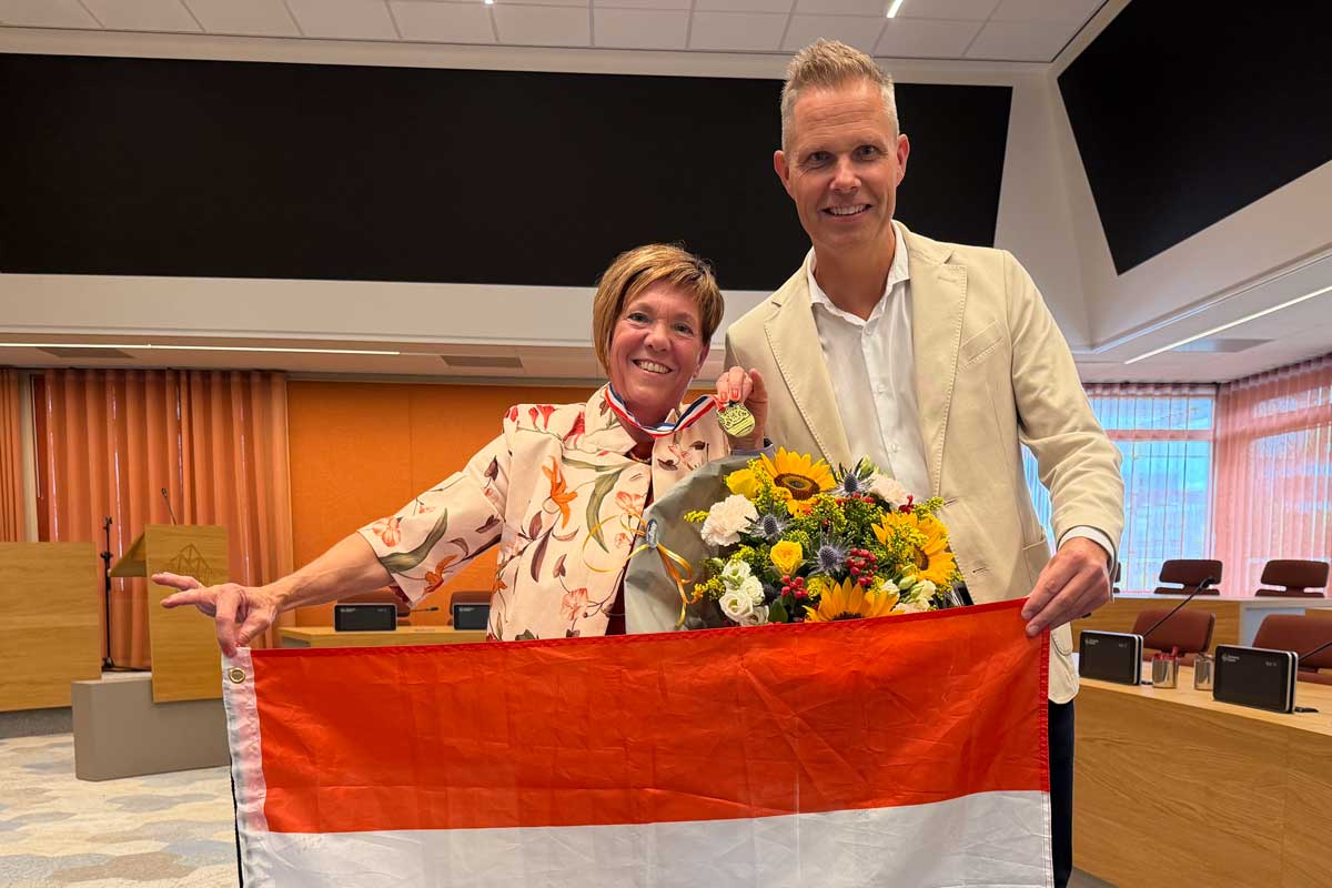 260825---foto-1a-Sporthuldiging-Irma-Wessling-Valke-met-wethouder-Pascal-Schrik-in-gemeentehuis-in-Emmen-(eigen-foto)