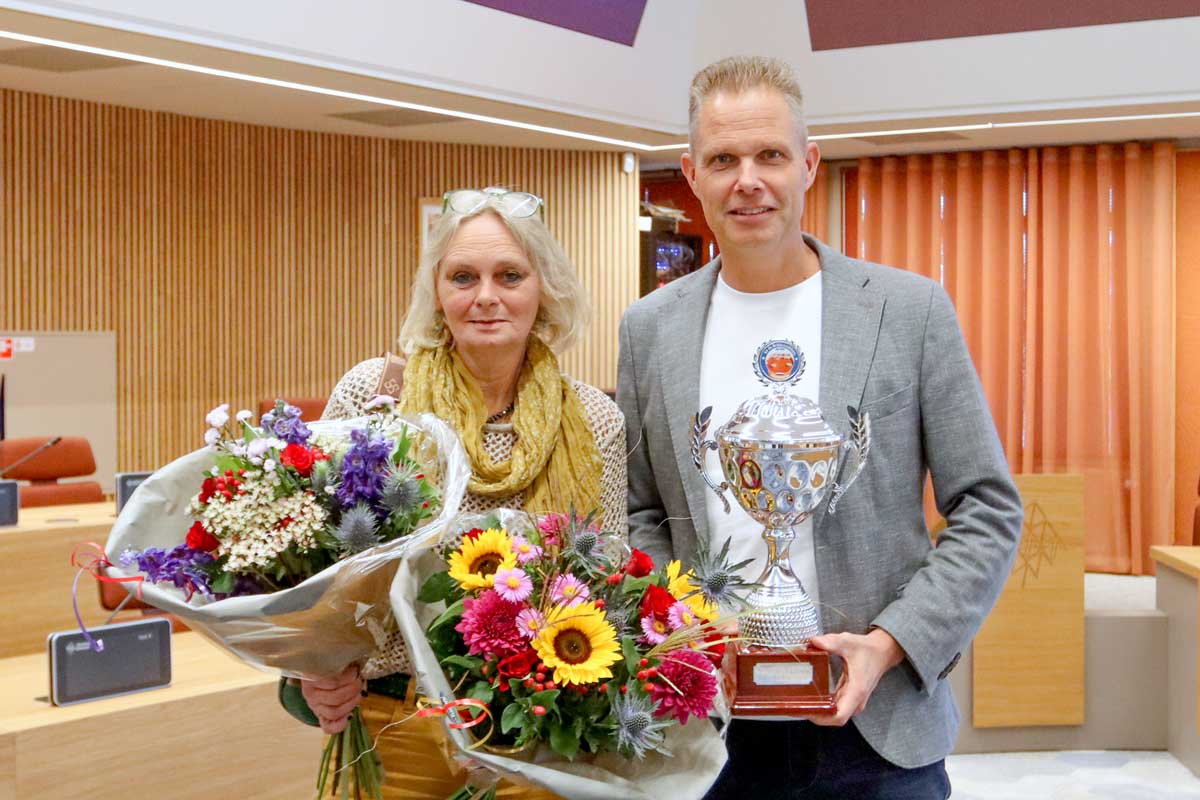 260825---foto-1b-Sporthuldiging-Elly-Mensen-met-wethouder-Pascal-Schrik-in-het-gem.huis.-Fotograaf-Bennie-Wolbers
